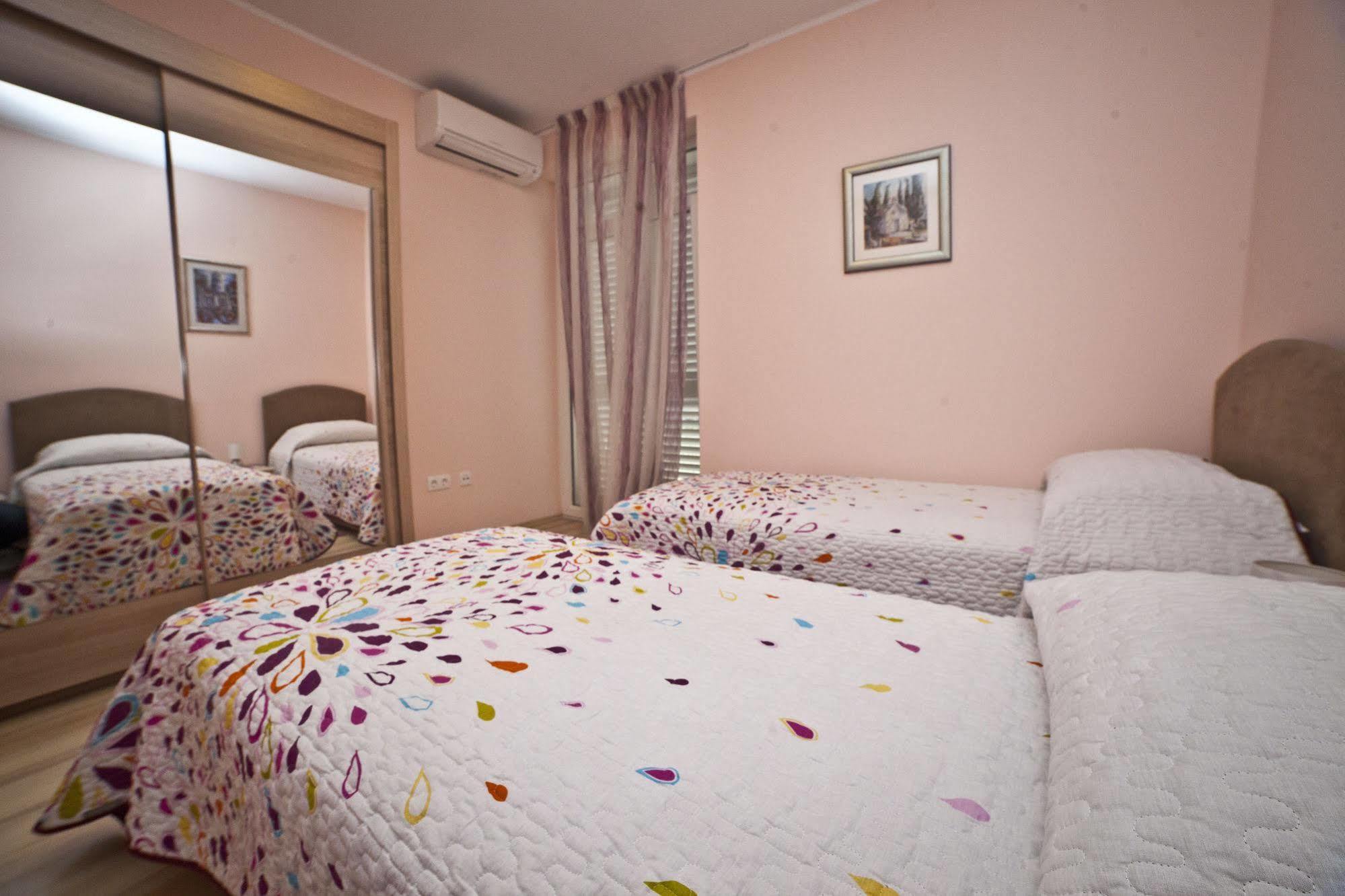 Split Apartments Peric エクステリア 写真